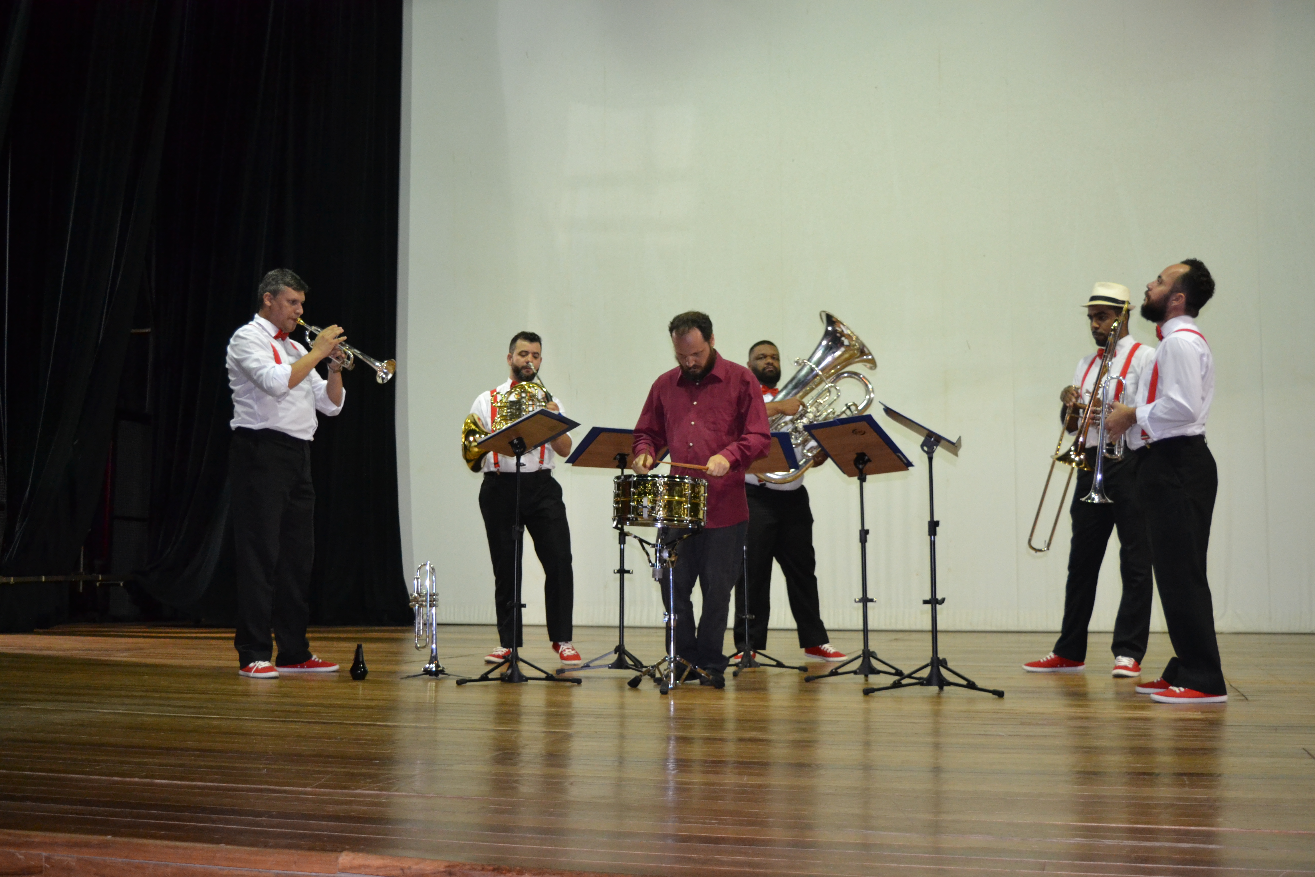 Quinteto BrassUka se apresentou ao lado do professor do IFG - Câmpus Goiânia, Ronan Gil